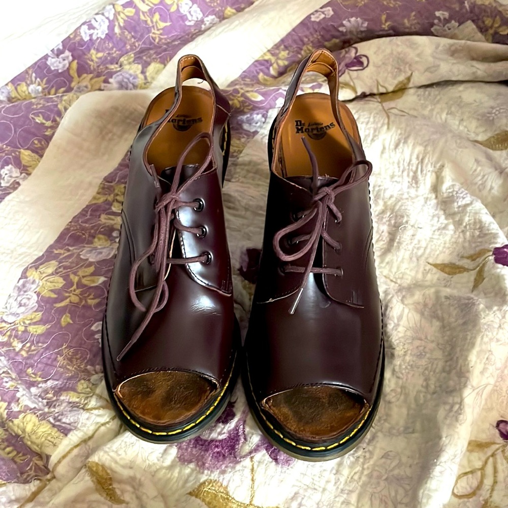 Oxford lace up healed dr martens
